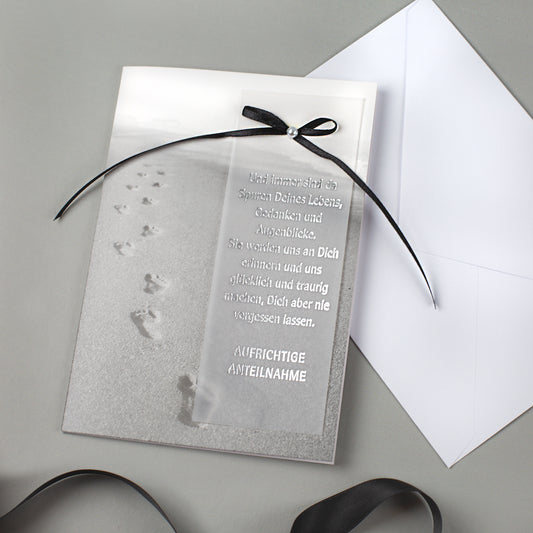 Geöffnete Trauerkarte Spuren im Sand mit Umschlag und transparenter Textauflage