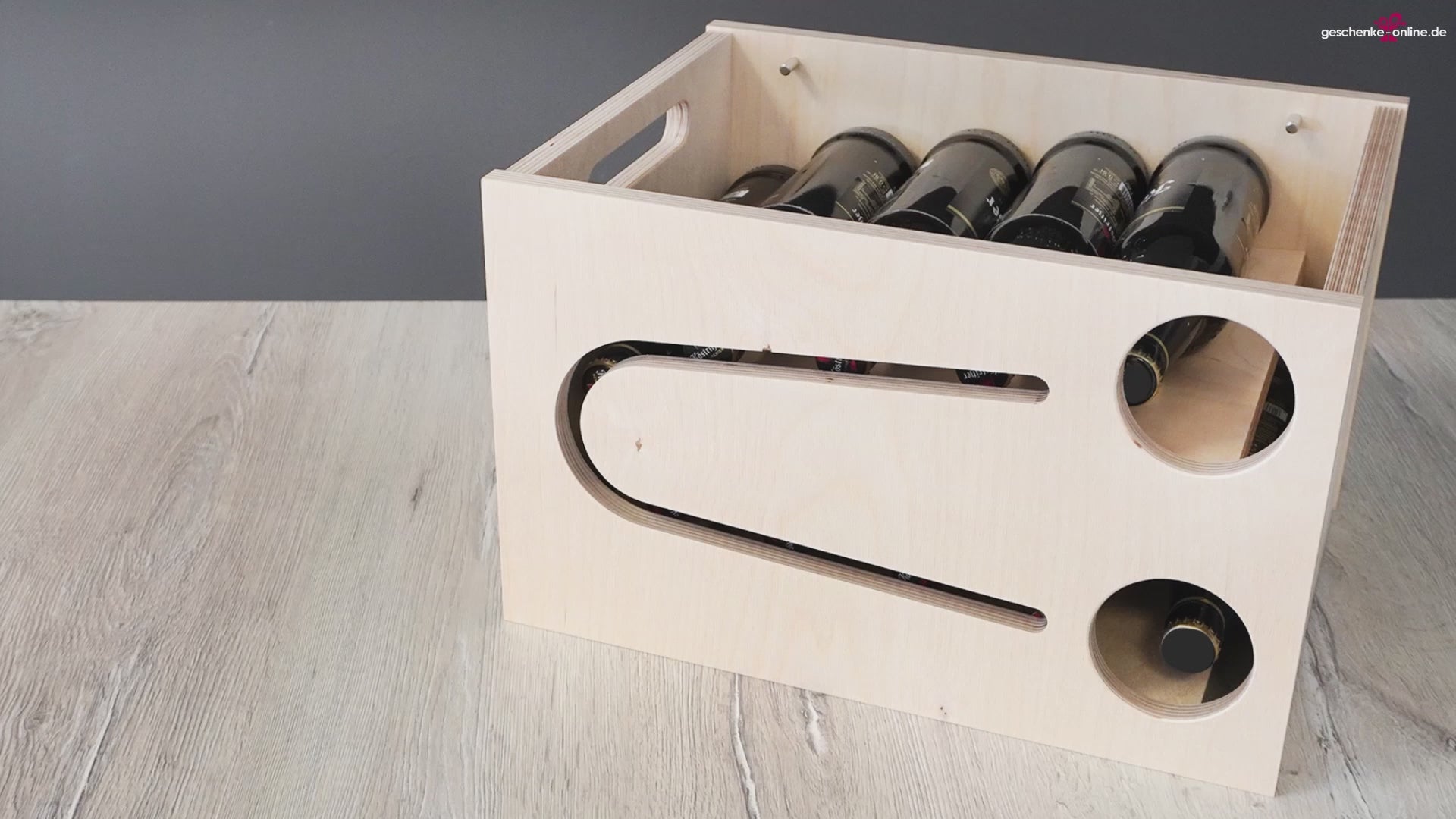 Anleitungsvideo zum Zusammenbau der Bierrutsche aus Holz personalisierbar