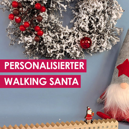 Personalisierter Adventskalender aus Holz, Weihnachtsmann wird für jeden Tag einen Platz weiter vorgerückt und verschwindet nach der 24 aus dem Bild