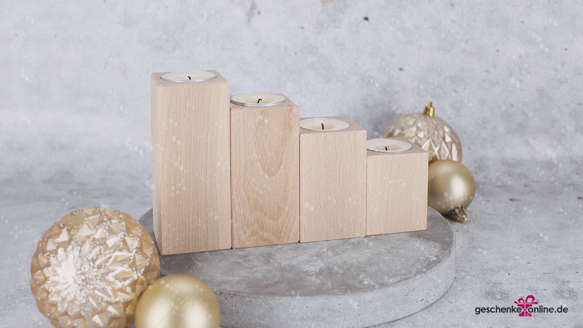 Holzadventskranz mit Gravur und angezündeten Kerzen