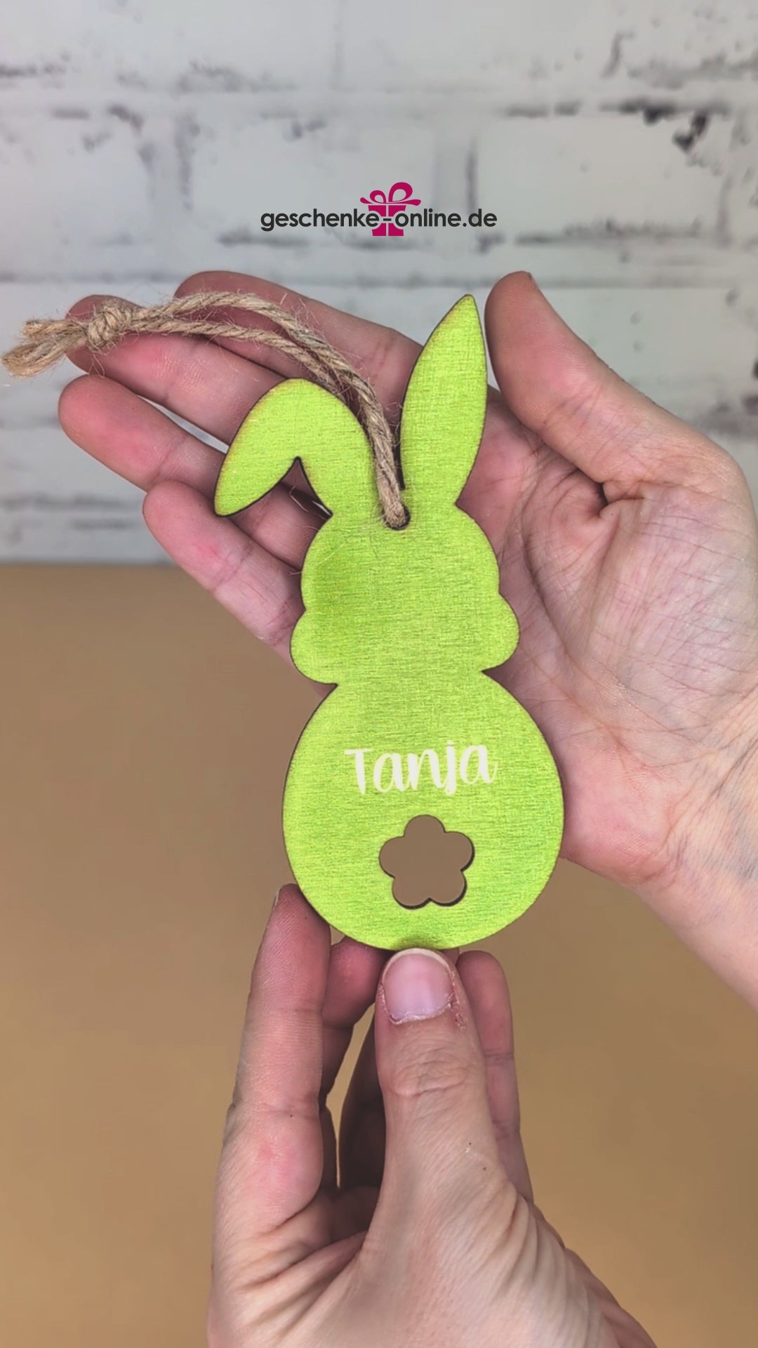 Hasen-Anhänger mit Personalisierung zu Ostern, in 4 Farben verfügbar