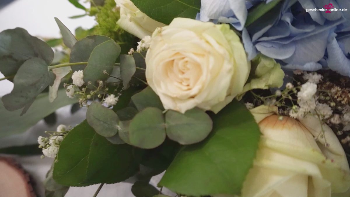 Ringkissen aus Holz und Schleifenband und persönlicher Namensgravur und Datum