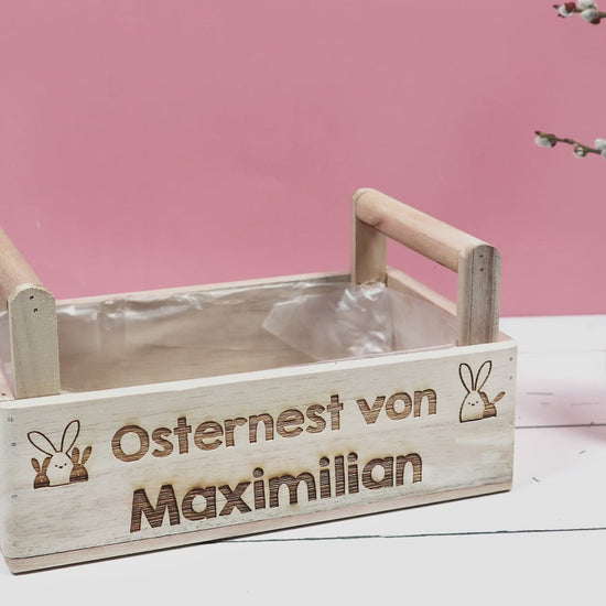 Personalisierte Holzkiste mit zwei Henkeln zu Ostern