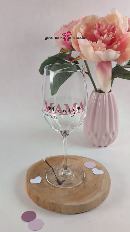 bedrucktes Weinglas für Mama mit Namen der Kinder und Jahr als Muttertagsgeschenk