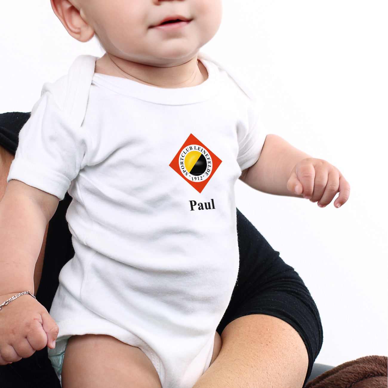 weißer Babybody mit SC Leinefelde Logo und Wunschzeile