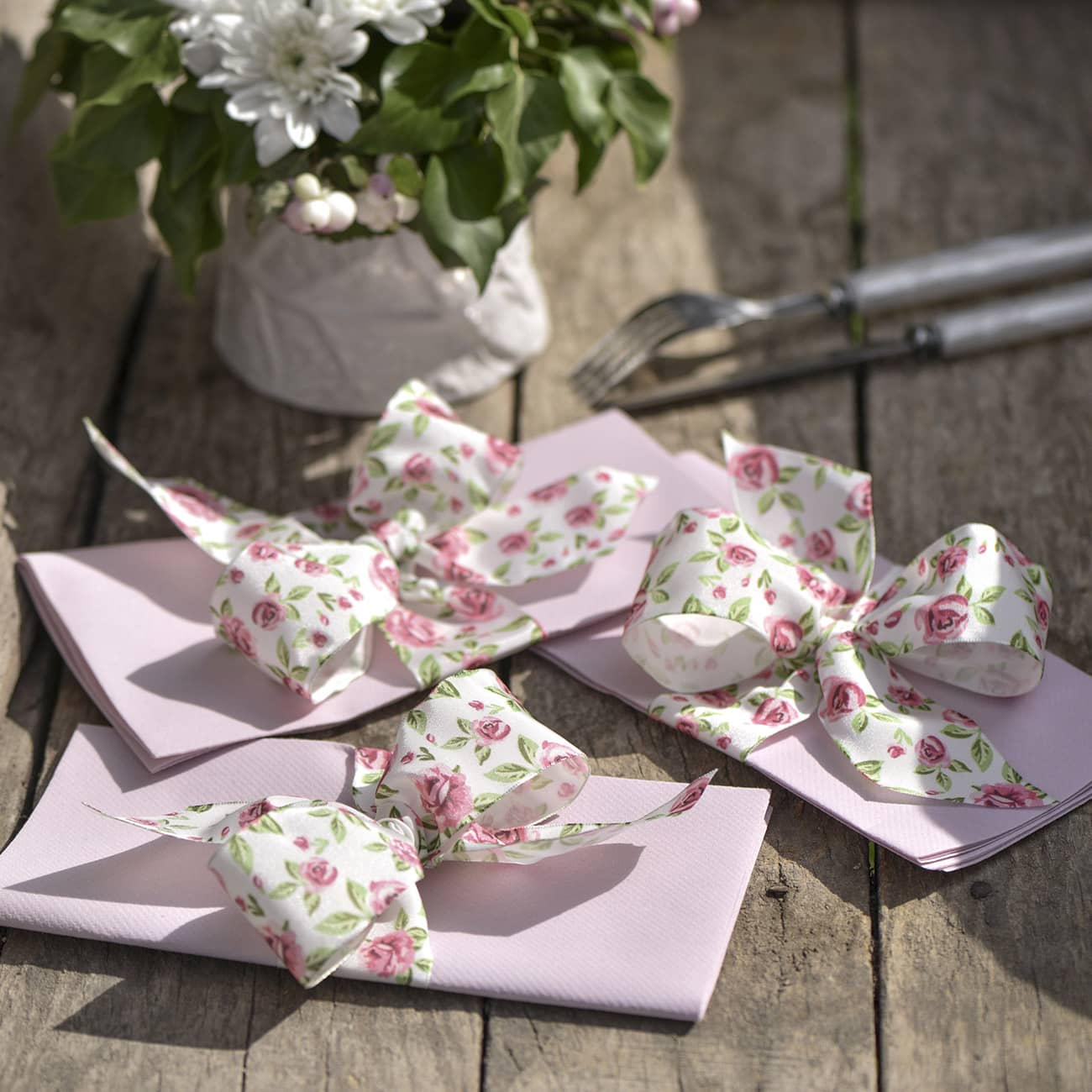 Rosen-Geschenkband aus Satin
