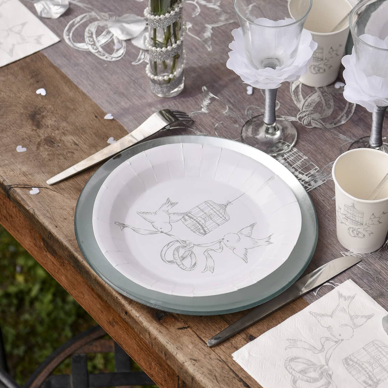Pappteller mit Taubenmotiv