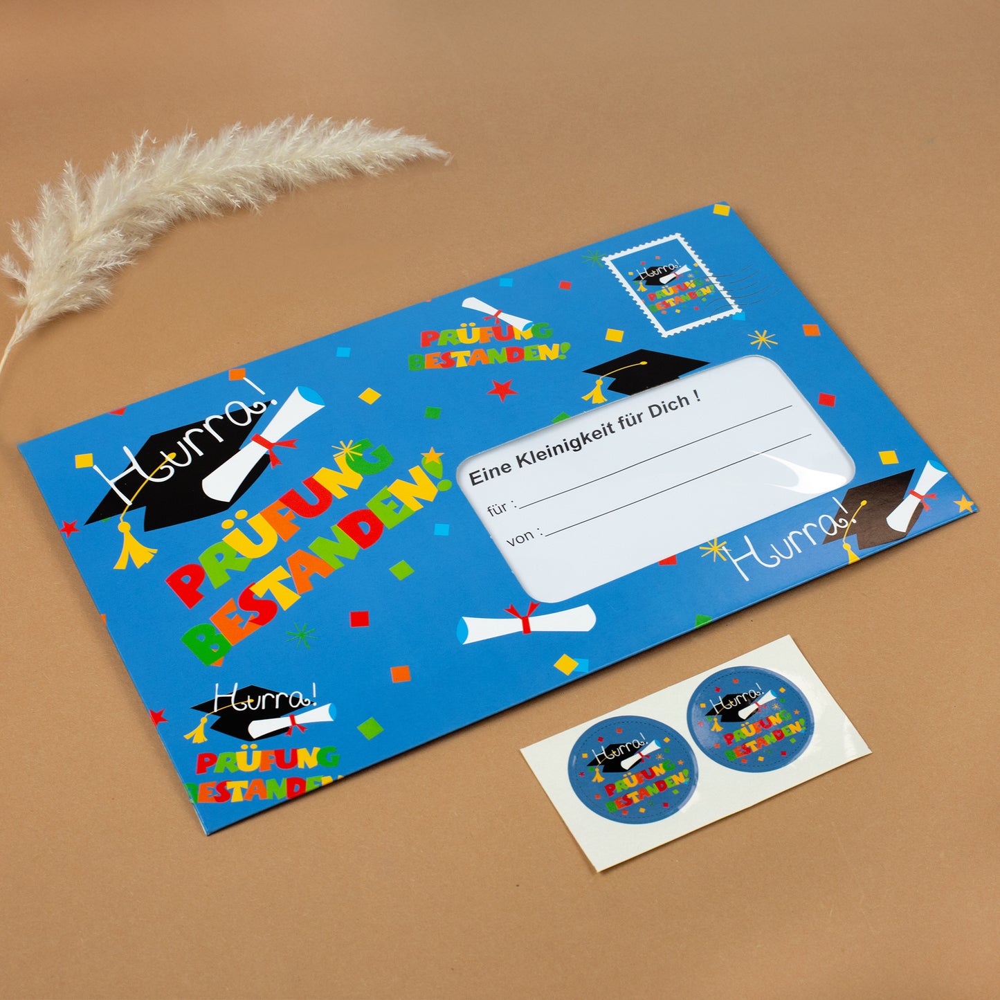 Vorderseite des großen Umschlags mit Motiv „Prüfung bestanden“, dekoriert mit Sternen und Adressfeld zum Ausfüllen.