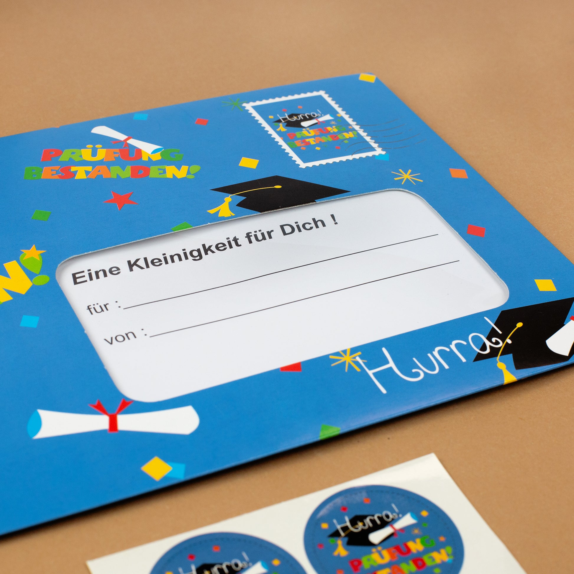 Nahaufnahme des Adressfelds auf dem Riesenumschlag zur bestandenen Prüfung.