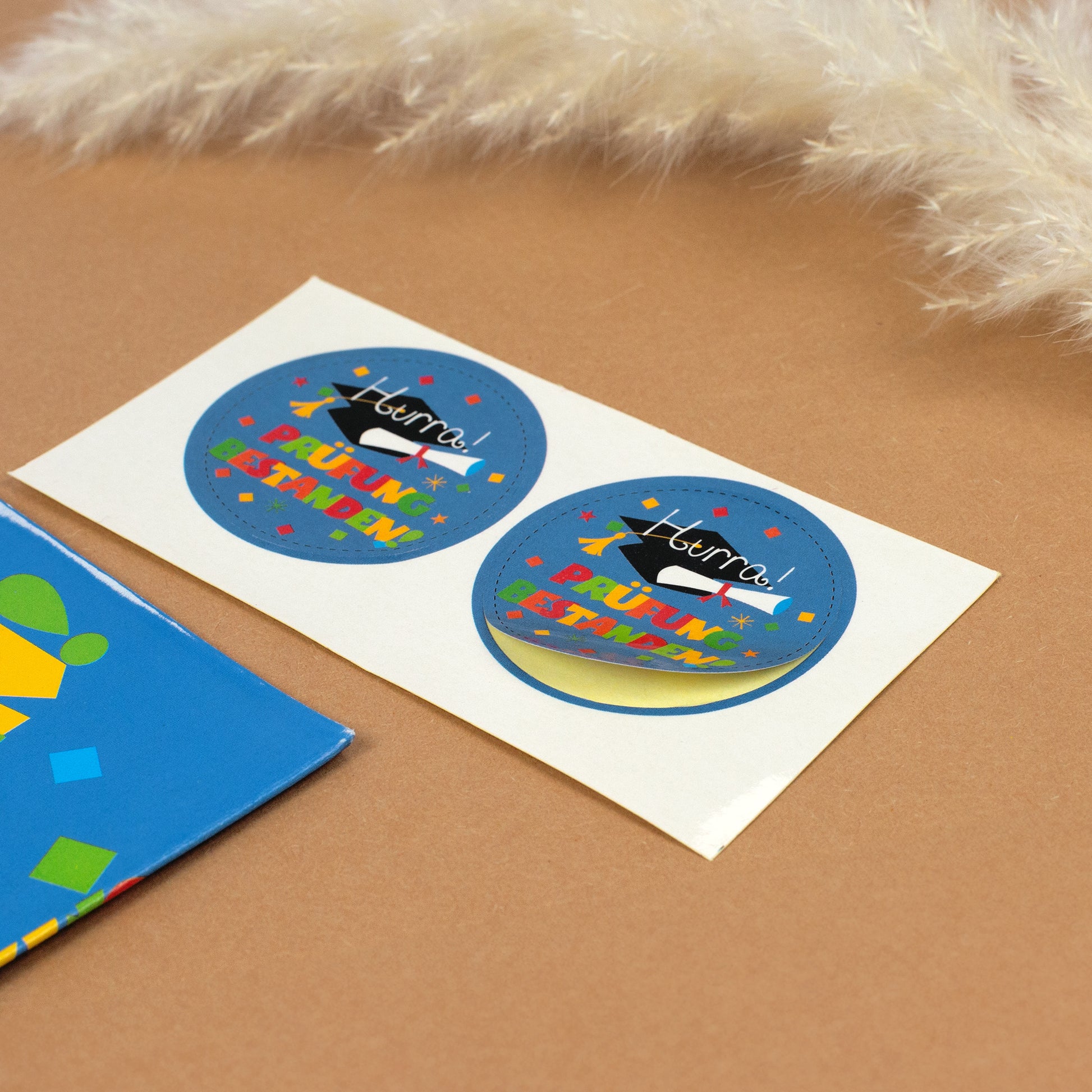 Sticker, die sich individuell aufkleben lassen, Motiv „Prüfung bestanden“ mit Sternen.