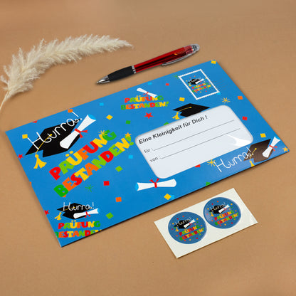 XL-Umschlag mit „Prüfung bestanden“-Motiv und Aufklebern, ideal für Geldgeschenke zur bestandenen Prüfung oder Abschluss