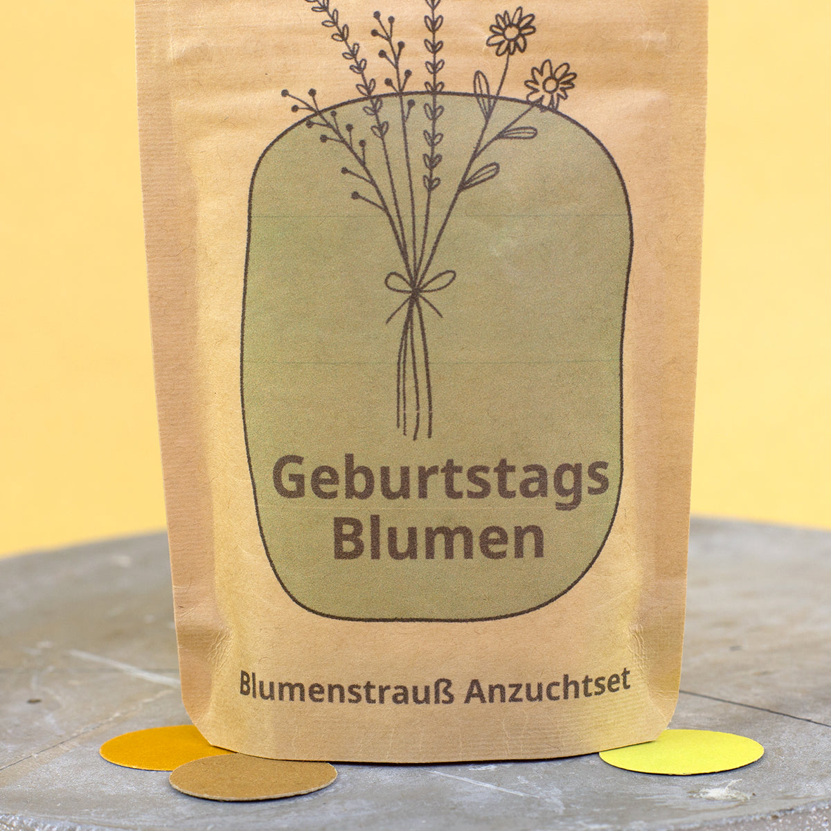Nahaufnahme vom Blumenstrauß Anzuchtset Geburtstagsblumen mit Kraftpapierbeutel und Blumen Motiv
