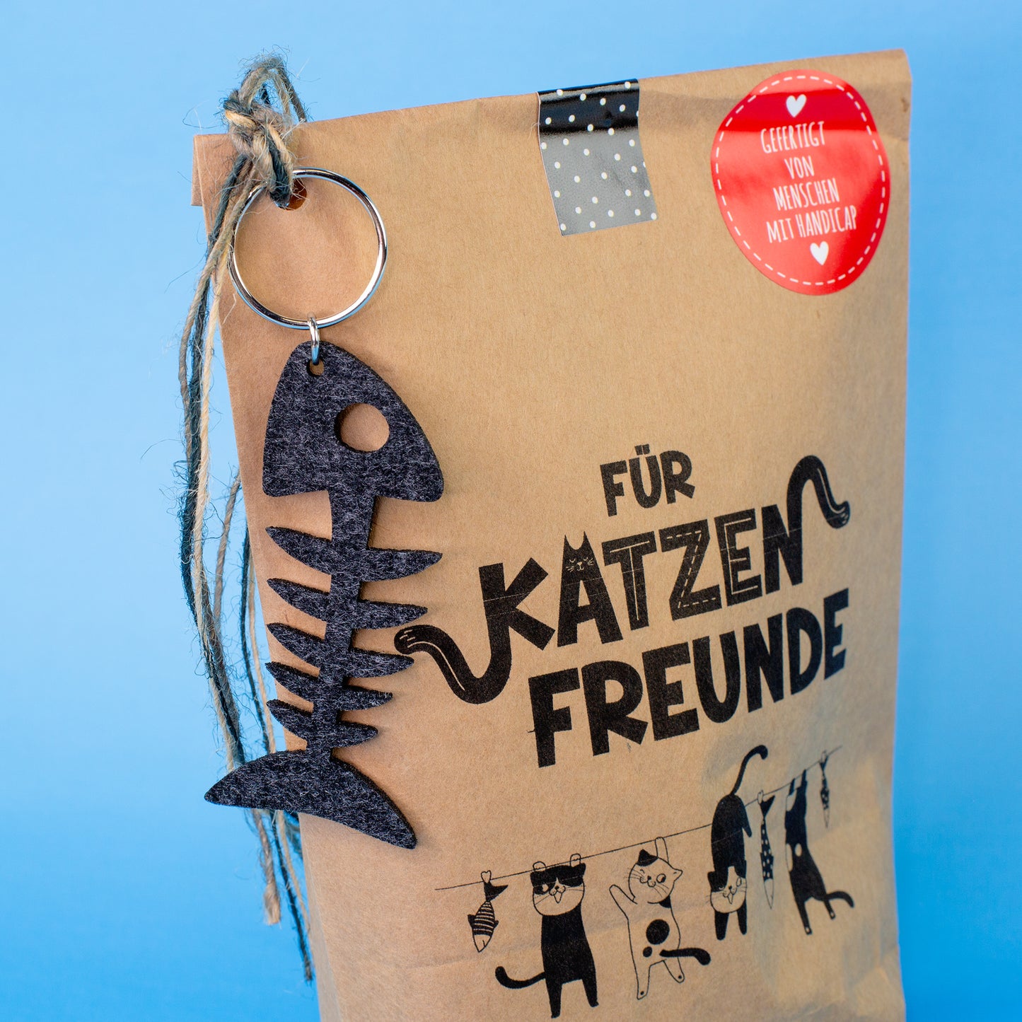 Detailansicht des Anhängers an der Wundertüte für Katzenfreunde